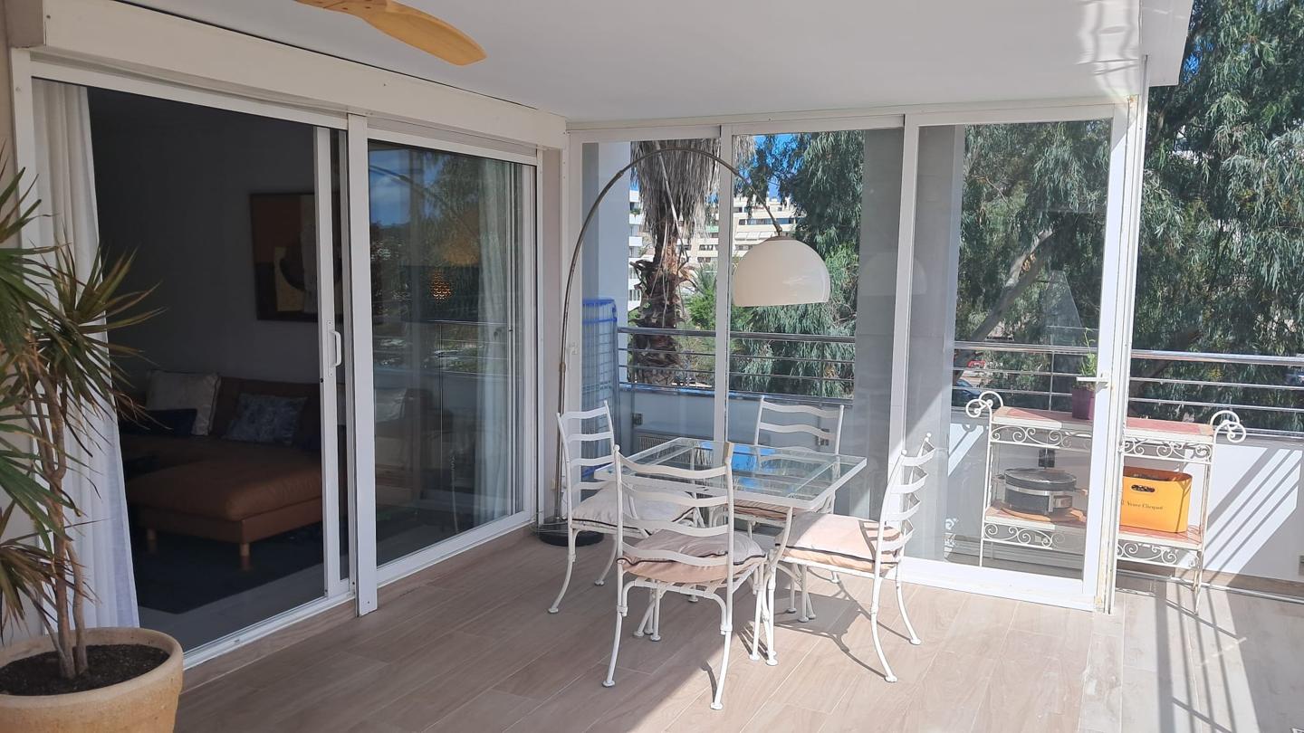 Foto 4 van Charming Two-Bedroom Apartment in Marina Botafoch