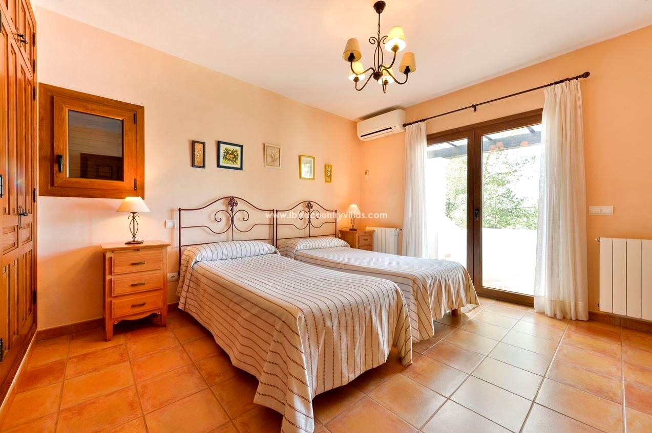 Foto 8 van Charming country house with a tourist rental license in San Rafael
